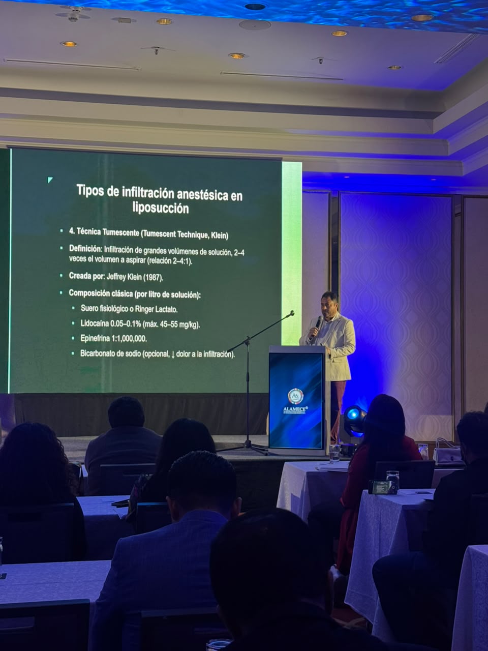 Dr. Rondano dando una conferencia internacional